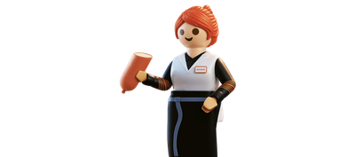 Mitarbeiter:in an einer Playmobil-Migros-Kühltheke